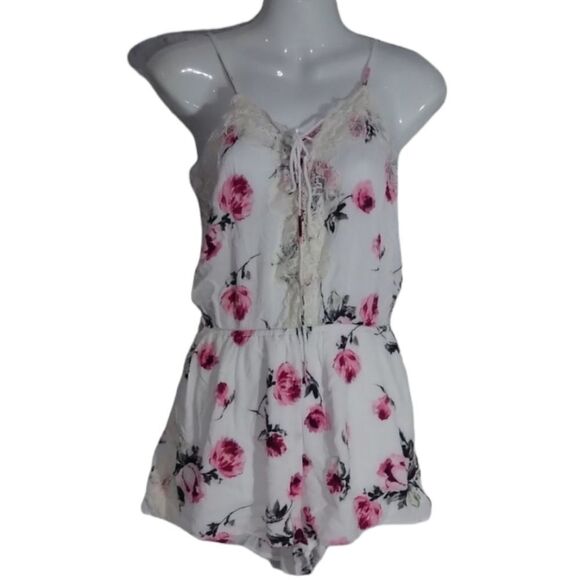 Kendall & Kylie Pants - Floral and lace romper M